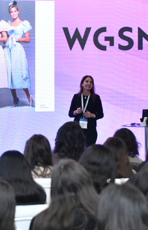 Speaker unveiling next season's industry trends at the WGSN trend seminar during CBME Türkiye.