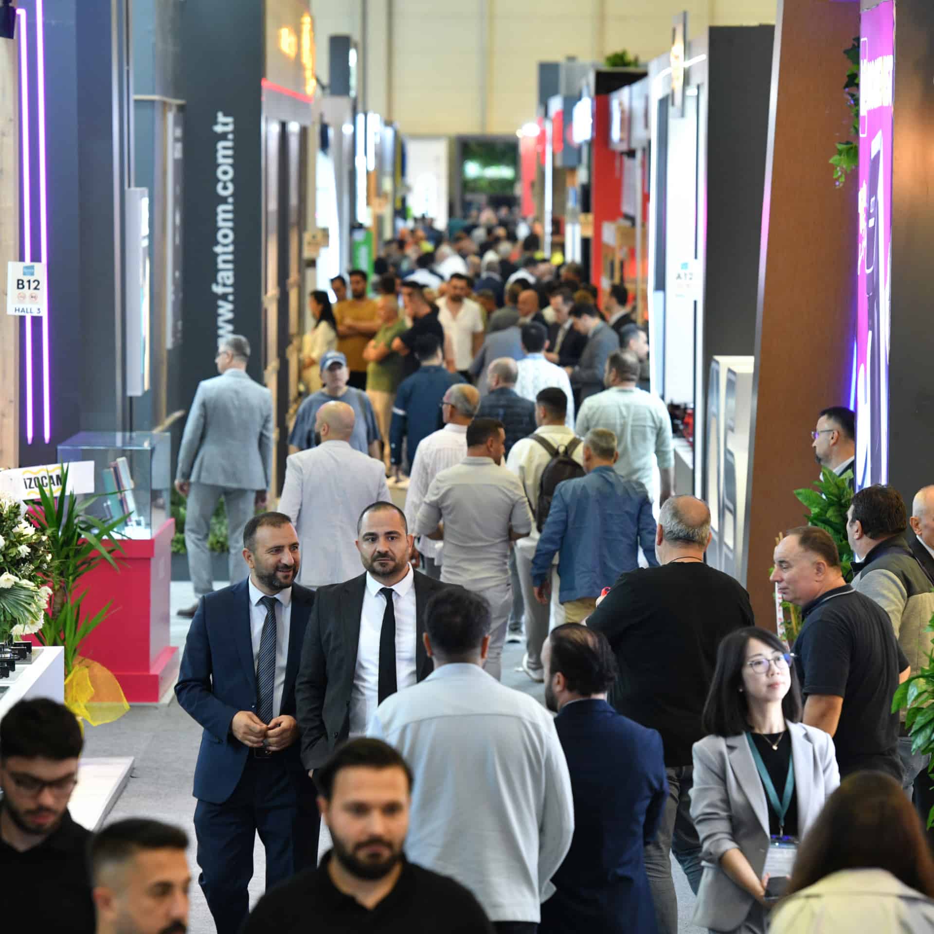 The moment when visitors visiting the fair walk around the Hall and examine the stands.