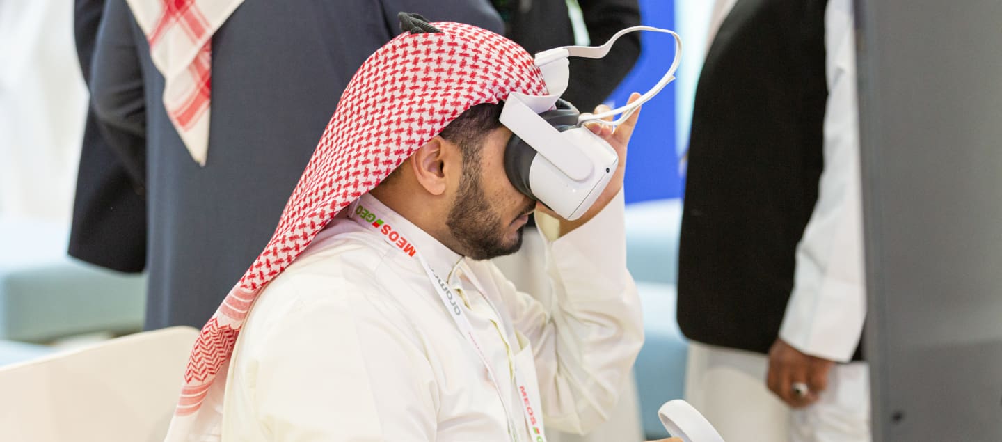 A man at MEOS GEO 2023 with VR goggles