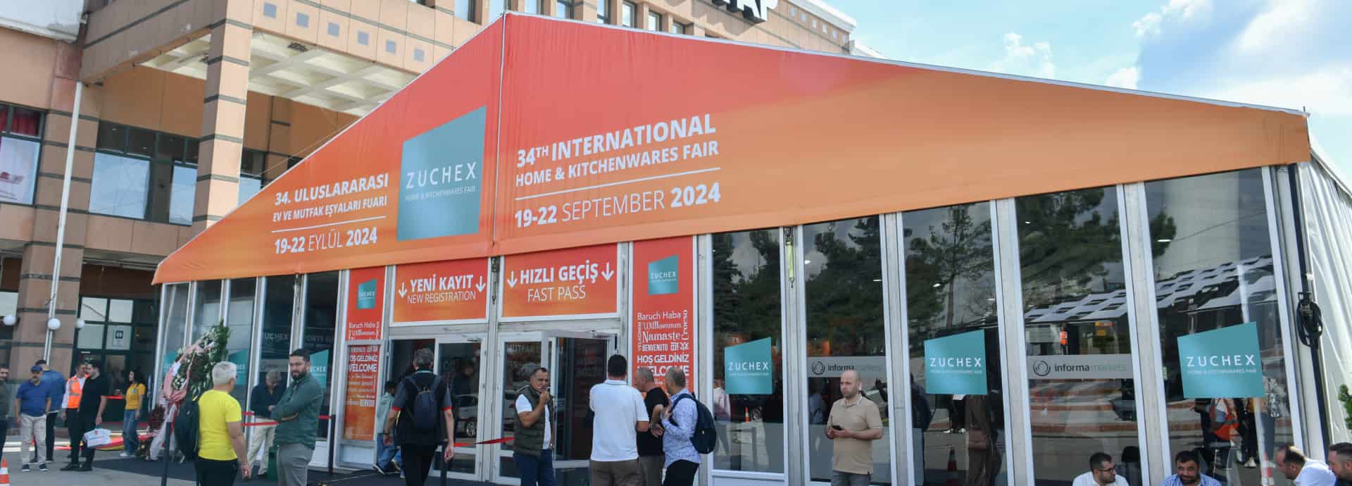 Mekanın dışından giriş tentinin bir fotoğrafı.