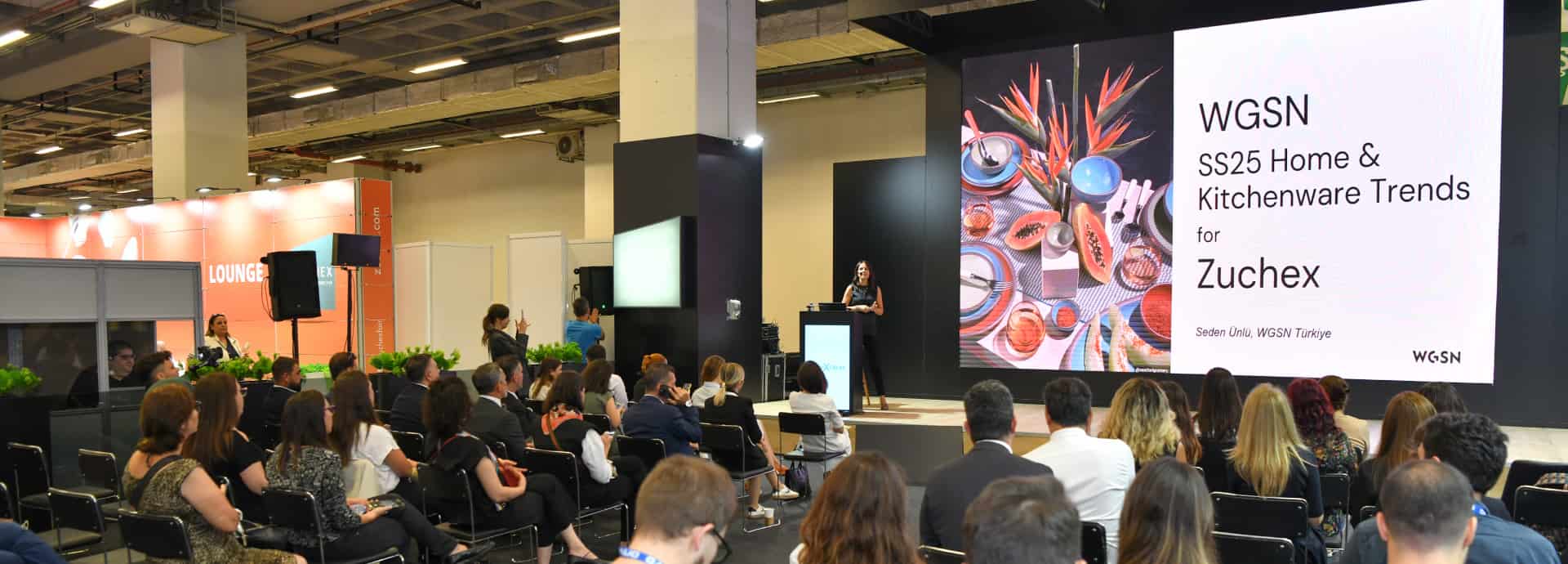 dinleyiciler zuchxtalks'ta wgsn'nin 2025 ev ve mutfak eşyası trendleri seminerini izliyor.