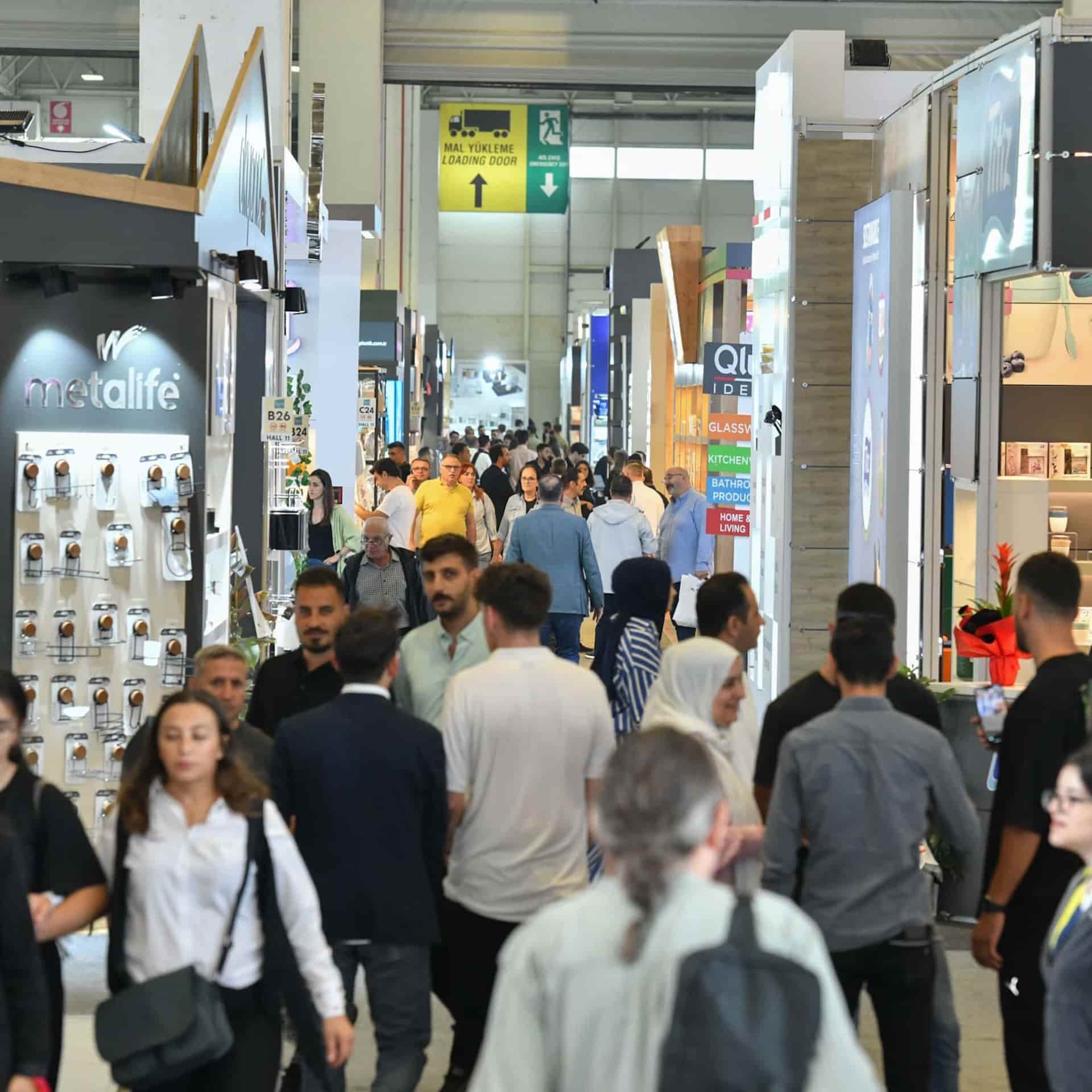 Fuarı ziyaret edenlerin salonu dolaşıp stantları incelediği an.