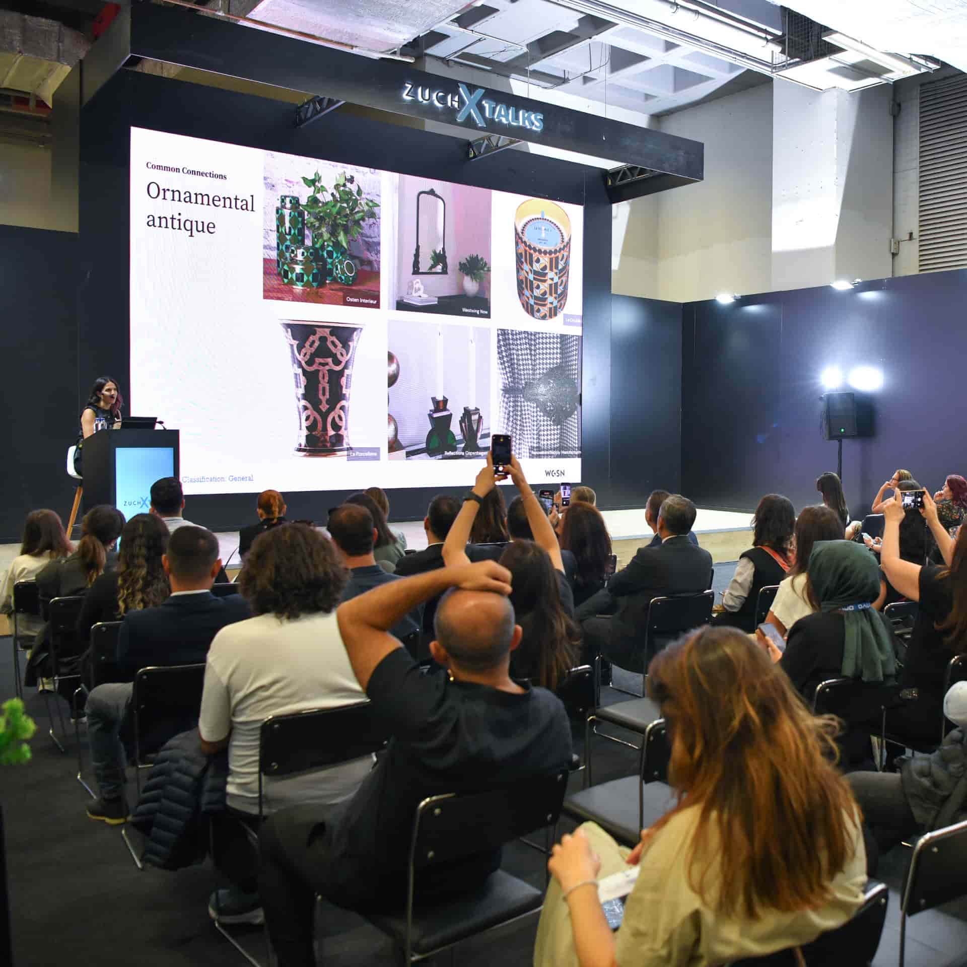 Mekânın dışarıdan görünümü ve ZUCHEX bayrakları.