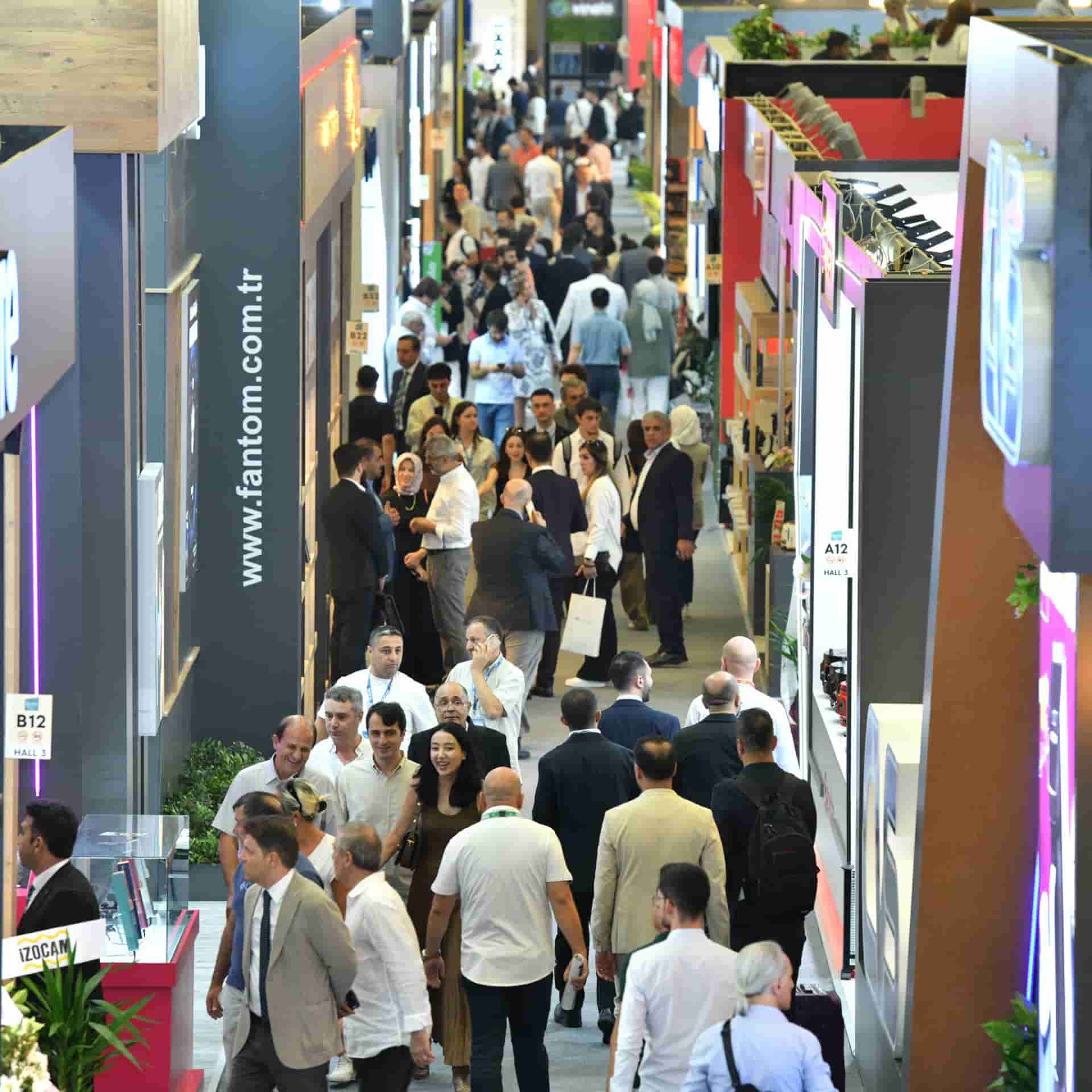 Fuarı ziyaret edenlerin salonu dolaşıp stantları incelediği an