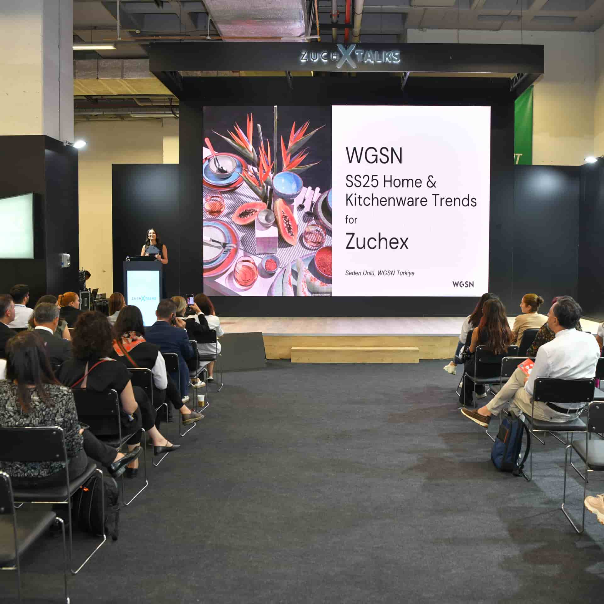 Katılımcılar, ZuchXTalks ile önceki WGSN mevsimsel trendler seminerini dinliyor.