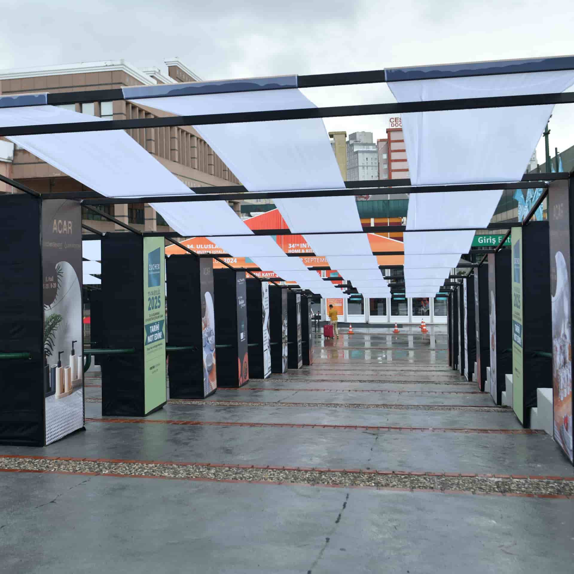  Fuar alanının dışında sponsorluk sütun kaplaması gösteriliyor.