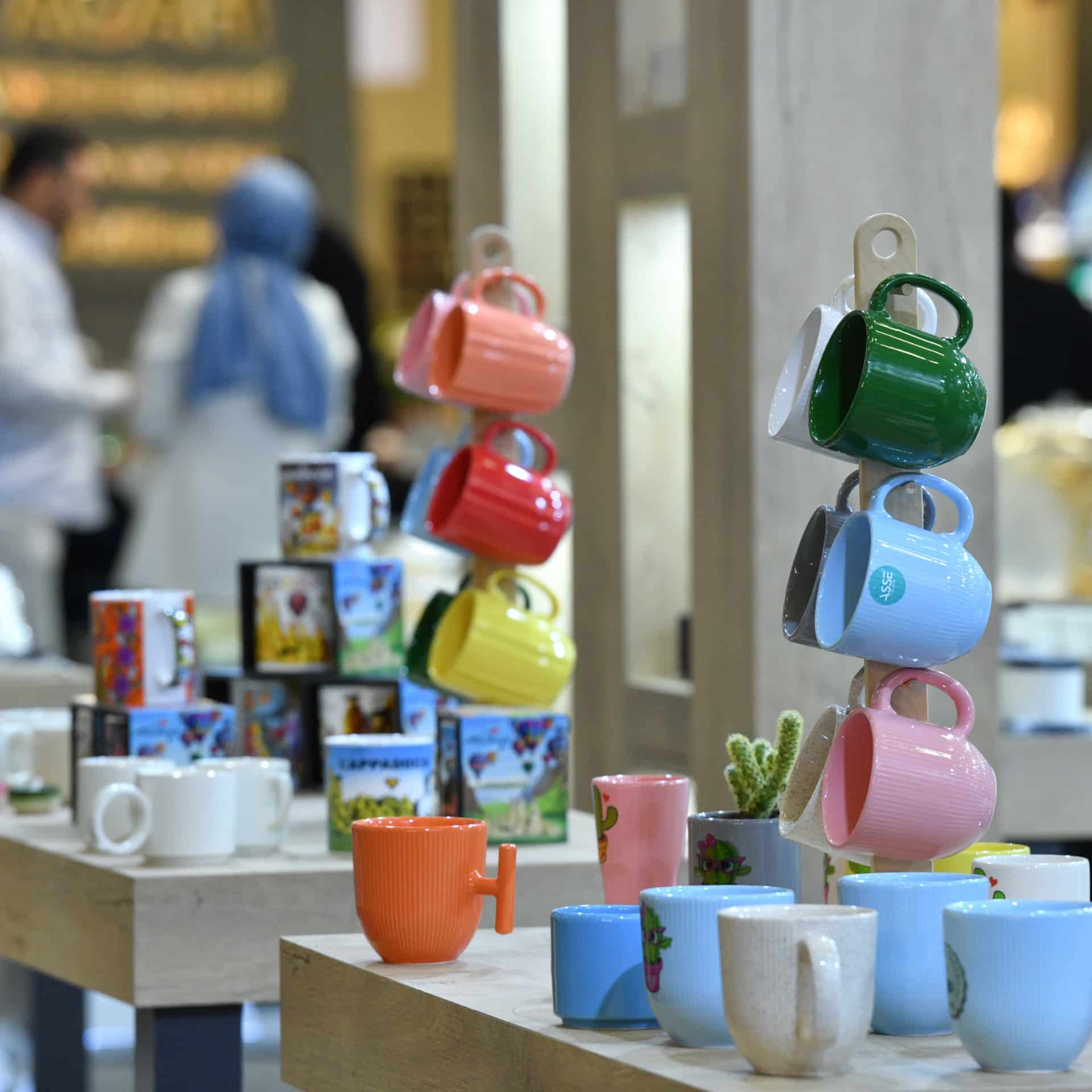 Renkli kahve kupalarıyla hazırlanmış bir ürün grubu masası