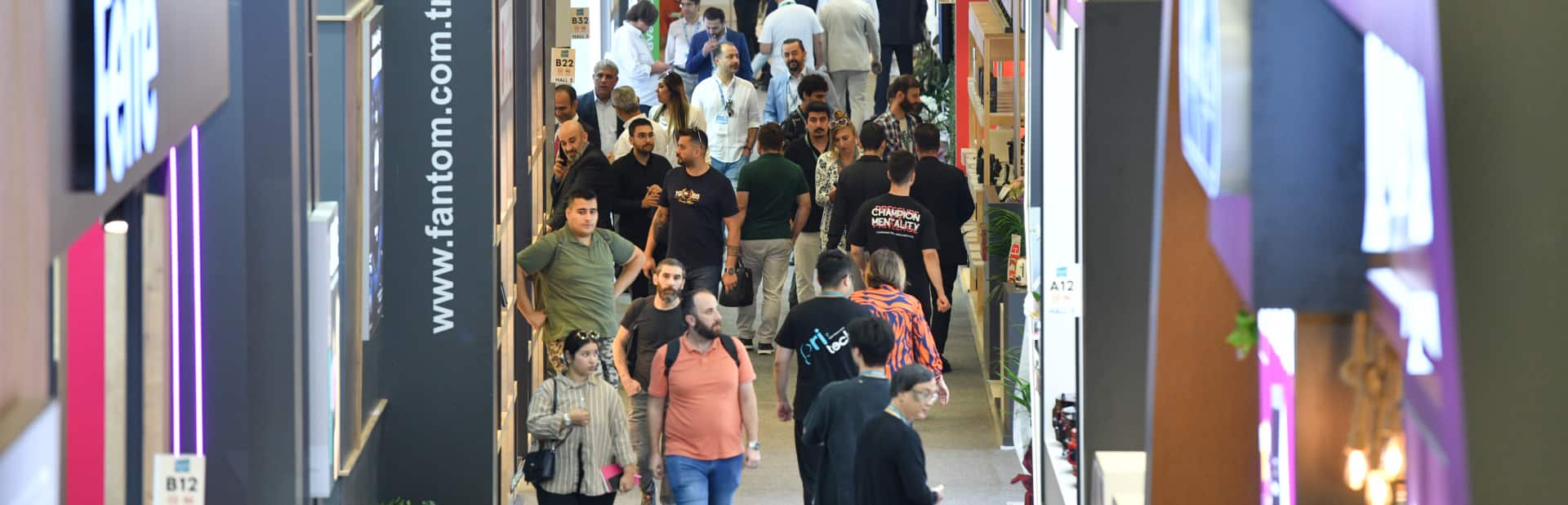 Kalabalık bir salondan ziyaretçilerin görünümü