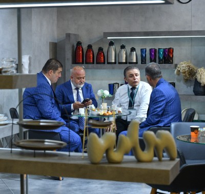  Business meetings at the crowded exhibitor booth