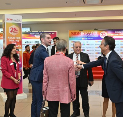 Networking and conversations taking place at the SIGN İstanbul event, with attendees in business attire
