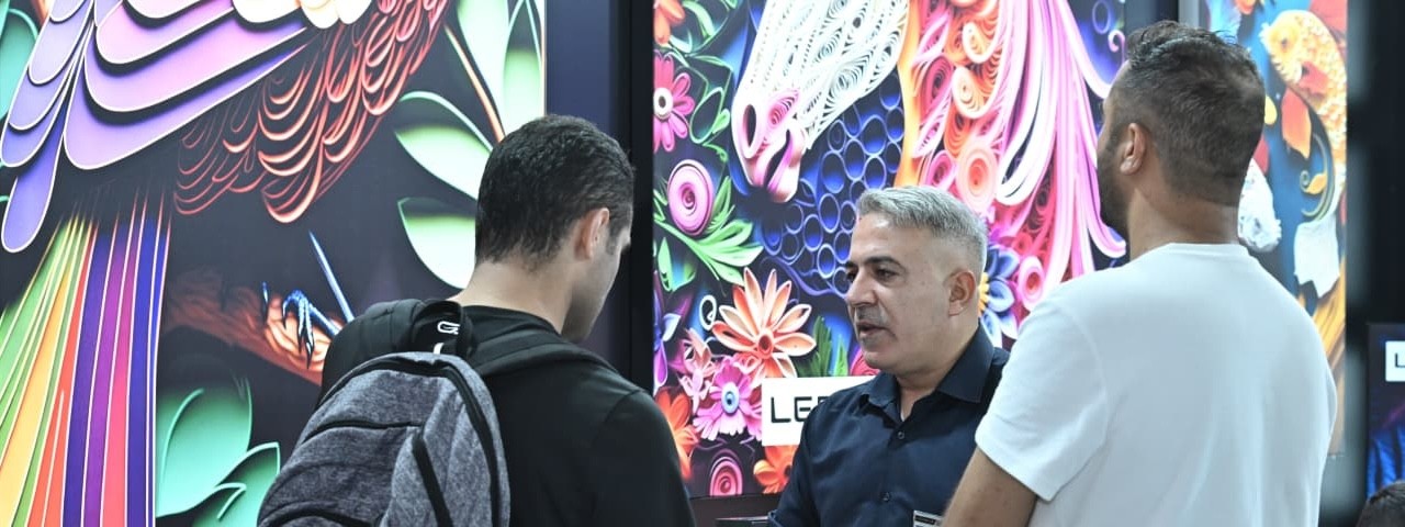 A close-up of an LED screen displaying a vibrant parrot graphic at Sign Istanbul