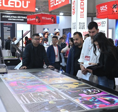  Ribbon-cutting ceremony at SIGN İstanbul with industry professionals and event organizers