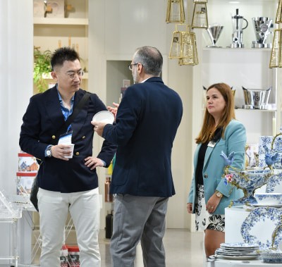 Geçtiğimiz yılki Zuchex 2025 etkinliğinden yakalanan bir an, ziyaretçilerin katılımcılarla etkileşime girdiği ve çeşitli mutfak eşyalarını incelediği görüntü