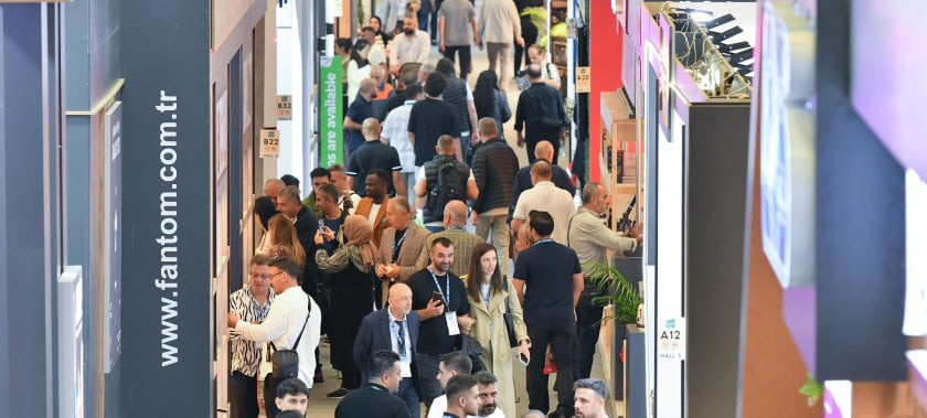  Geçtiğimiz yılki Zuchex etkinliğinden yakalanan bir an, ziyaretçilerin katılımcılarla etkileşime girdiği ve çeşitli mutfak eşyalarını incelediği görüntü