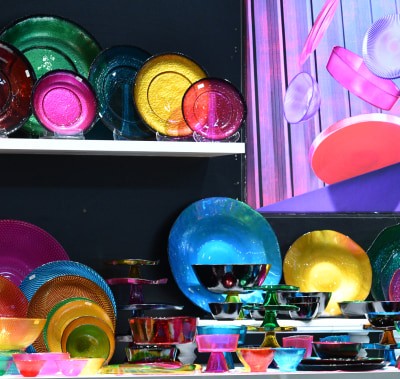 Son Zuchex sergisinde sergilenen parlak ve renkli tabaklar.