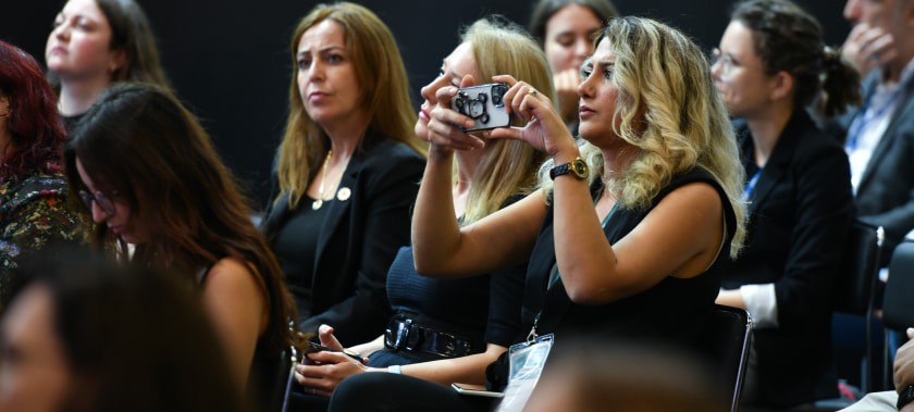  Dinleyiciler ilgiyle dinliyor ve sunumlardan fotoğraf çekiyorlar