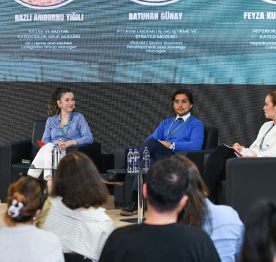 Panel esnasında konuşmacıların görüntüsü