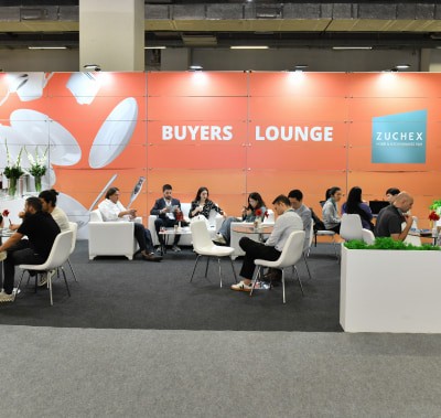 Alıcılar Salonu'nda dinlenen bir grup alıcı ve ziyaretçi.