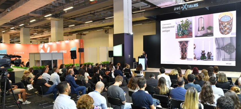 Neredeyse tüm salonu dolduran bir grup dinleyici, ZuchXTalks'ta bir semineri dinliyor.