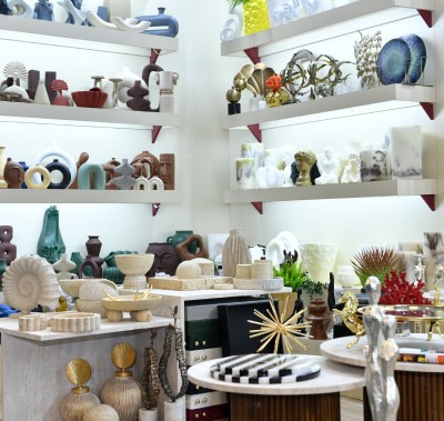 İnsanlar, hayvanlar ve diğerleri gibi farklı şekillerde tasarlanmış bir grup dekoratif objenin fotoğrafı.