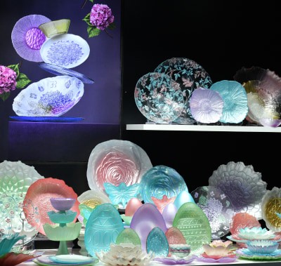 Mavi ve pembe gibi canlı renklerde tasarlanmış renkli cam dekoratif tabak ürünleri