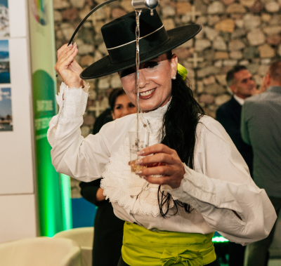 woman wearing hat