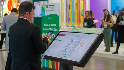 Foto homem olhando mapa de bolso