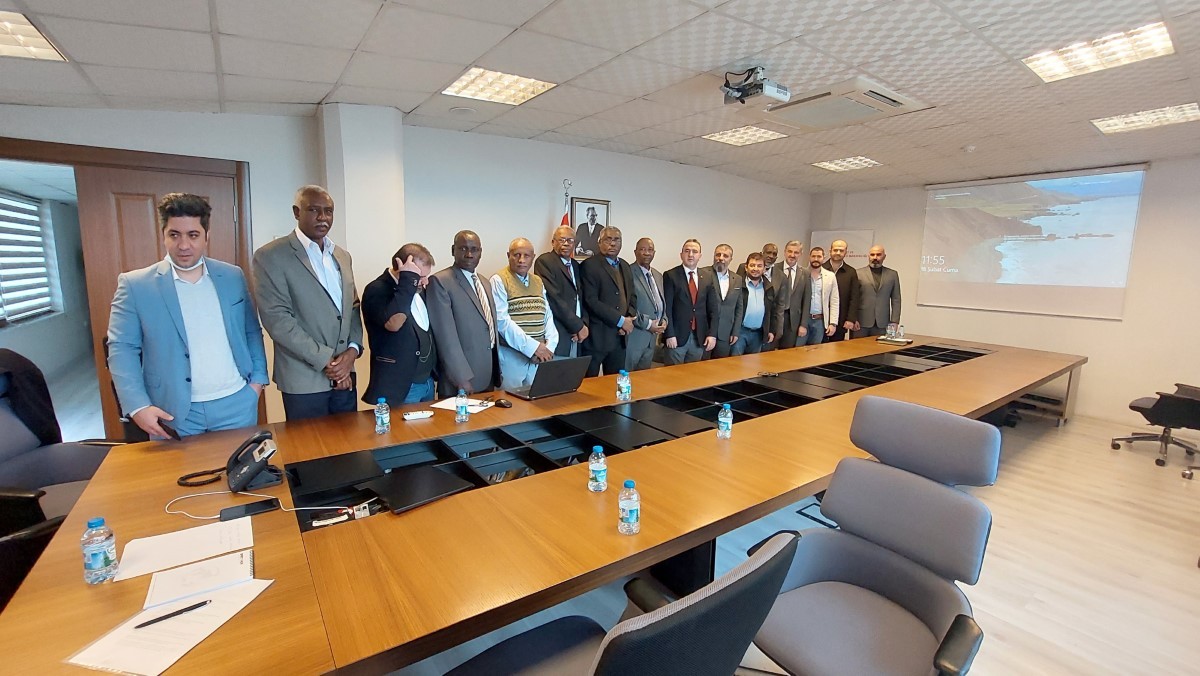 SUDANLI HEYETİN YANI SIRA TRAKYA KALKINMA AJANSI GENEL SEKRETERİ MAHMUT ŞAHİN, TRAKYA DIŞ TİCARET PLATFORMU BAŞKANI ERDOĞAN ÖREN VE ÜYELERİ, TRAKYA TOHUM A.Ş. YÖNETİMİNDEN BİROL TARAR İLE TRAKYA TOHUM DERNEĞİ BAŞKANI İBRAHİM TORUK'UN BULUNDUĞU TOPLANTIDA TÜRKİYE'DE ÜRETİLEN YERLİ VE MİLLİ TARIM ALETLERİ İLE YERLİ TOHUMLARIN SUDAN'DA EKİLİP BİÇİLMESİ VE DENEME TARLALARINDA TESCİLLENECEK TOHUMLARA İLİŞKİN ANLAŞMA METNİ OKUNDUKTAN İMZALAR ATILDI. (HALİL DAĞ/TEKİRDAĞ-İHA)
Trakya Kalkınma Ajansı desteğiyle Trakya'dan Sudan'a gönderilecek olan yerli ve milli tarım aletleri ile yerli tohumlar için Türk ve Sudanlı heyetler arasında anlaşma sağlanarak imzalar atıldı. Bu anlaşma ile Trakya Bölgesi, Afrika tarımına katkı sunmuş olacak.
