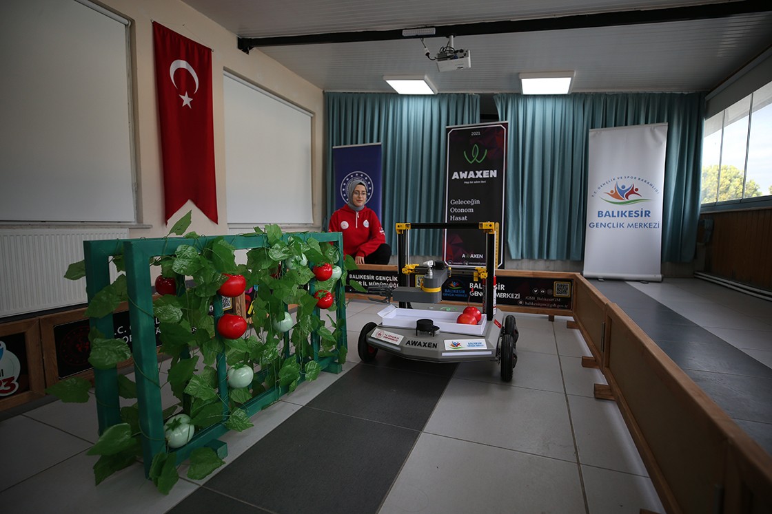 Balıkesir Gençlik Merkezinin inovasyon atölyesinde gönüllü çalışan 4 genç, üniversiteden bölüm başkanının desteğiyle ürettikleri "serada domates hasadı robotu"nun prototipini geliştirmek amacıyla çalışmalarını sürdürüyor. Robot, Balıkesir Gençlik Merkezi'nde plastik malzemelerden oluşturulan "yapay sera"da test edildi. ( Miraç Kaya - Anadolu Ajansı )
